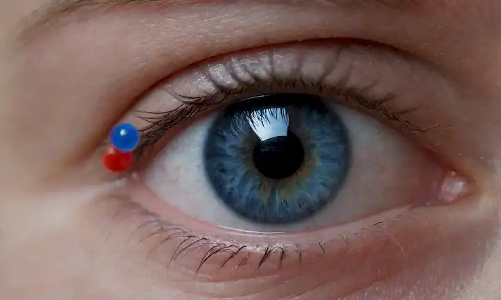 20/20 prueba de visión, gotas de ojos, una persona que sostiene un teléfono inteligente, círculos azules y rojos, un chorro de agua, una gota, un ojo, un fondo de cierre, calma