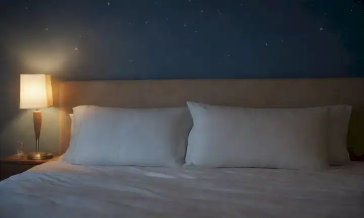 7 almohadas pequeñas, olas tranquilas, luz suave de la luna, brisa suave, niebla sutil, cama cómoda, sueño tranquilo, cielo nocturno sereno, estrellas gemela