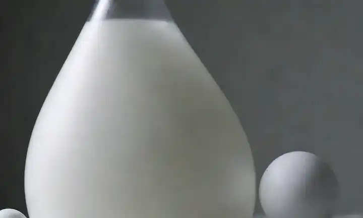 Una estructura molecular con esferas blancas y grises