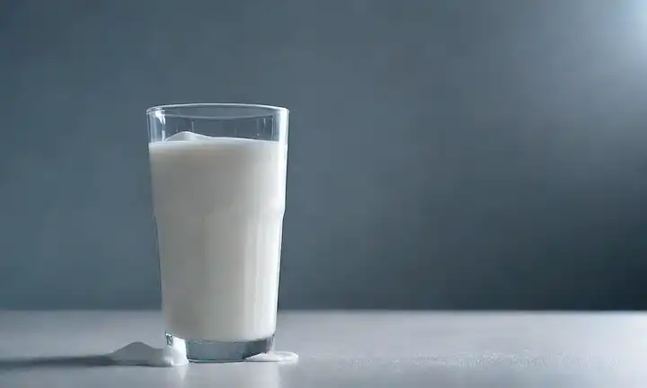 Modelo 3D de un cuerpo humano con tejido muscular destacado, un vaso de leche en el fondo con una malla de líquido blanco que fluye de él, un efecto gradiente sutil para evocar un sentido de serenidad y salud, un toque de tonos azules para representar la conexión entre la lactancia y los cuerpos producción de energía