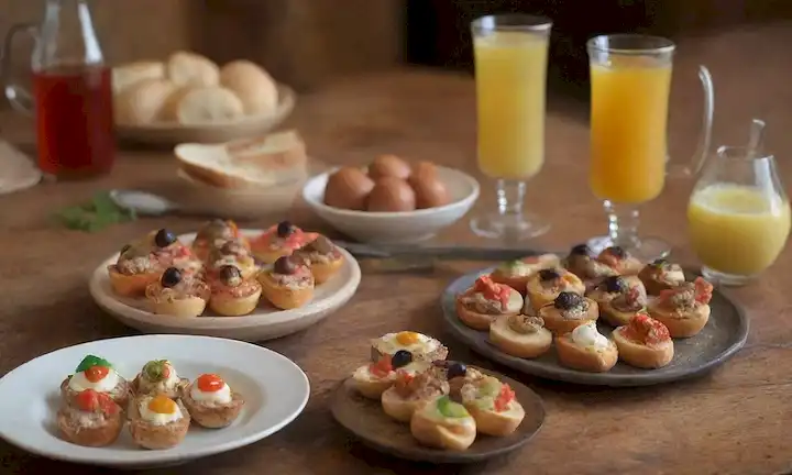 Un plato colorido lleno de aperitivos y comensales surtidos