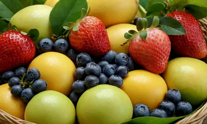 Arreglos frutales frescos con frutos coloridos como arándanos