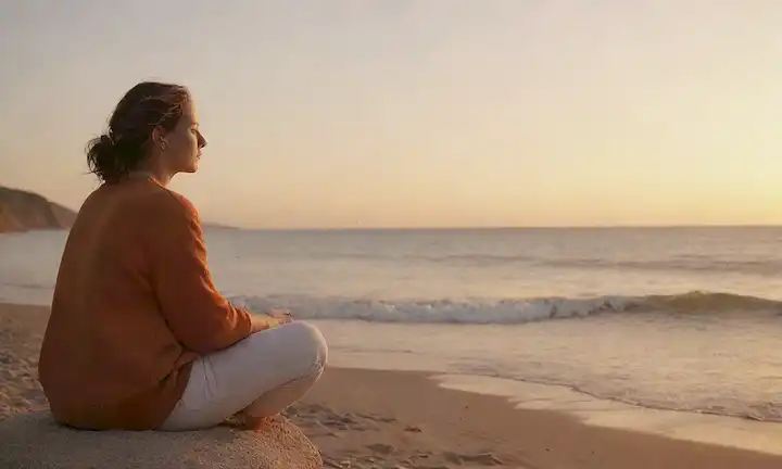 Una playa serena al atardecer