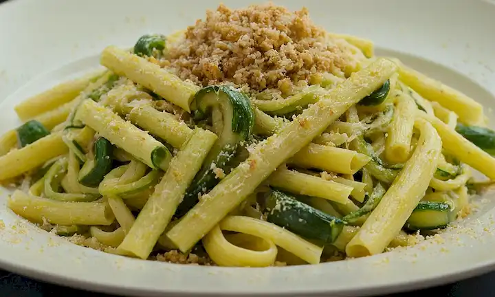 pasta recién cocinada en un color amarillo vibrante