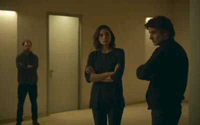 2 personas de pie lejos