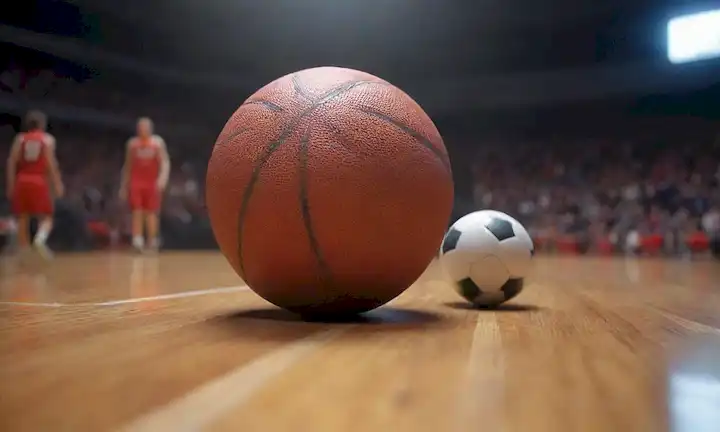 ilustración 3D, escenario deportivo, baloncesto y bolas de fútbol, jugadores en movimiento, composición dinámica, colores vibrantes, detalles realistas