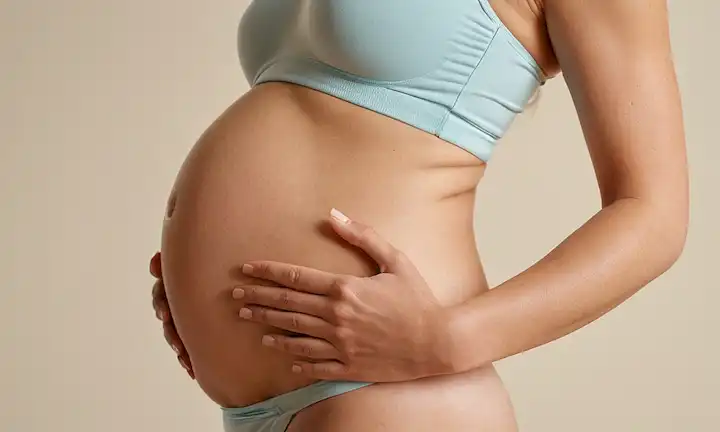 ilustración 3D de una mujer embarazada o individuo postparto desde el lado, destacando el abdomen inferior, con un énfasis sutil en el músculo abdominis transversal; iluminación suave, natural; colores suaves como beige, azul pálido, o verde; posiblemente incorporando algunos toques suaves de movimiento o relajación