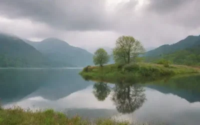 Un paisaje sereno con una minuciosa cordillera