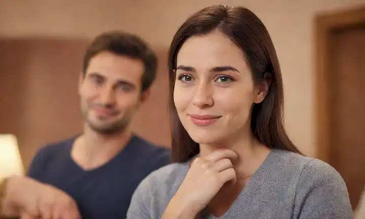 ilustración 3D de una mujer y un hombre de pie o sentado en un entorno social, las mujeres descansan a mano sobre los hombres hombro con una sutil sonrisa, el hombre mirándola con preocupación, iluminación suave de fondo, colores cálidos, borroso entorno