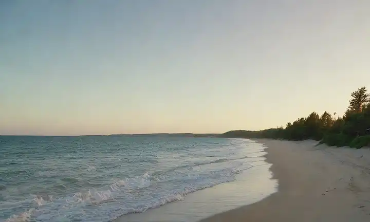 Un océano tranquilo con olas suavemente acostadas a la orilla