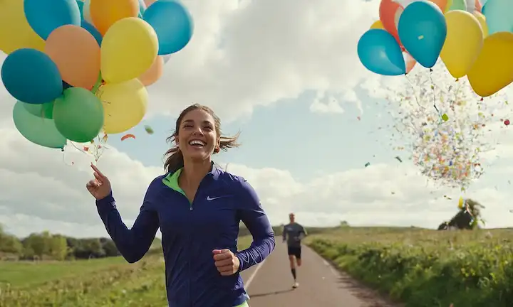 Una persona sonriente corriendo, un reloj corriendo, caída de confeti, globos flotando, un cielo soleado, una marca verde, una placa de corredores, una cita motivacional en burbuja de pensamiento, un atleta exitoso que sostiene un trofeo