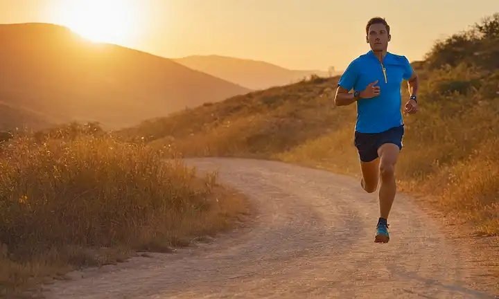 ilustración 3D de una persona corriendo al aire libre, sendero que conduce al horizonte, amanecer o fondo de puesta del sol, expresión enérgica y decidida, traje atlético, reloj en la mano, colores gradientes con tonos de naranja, amarillo, azul