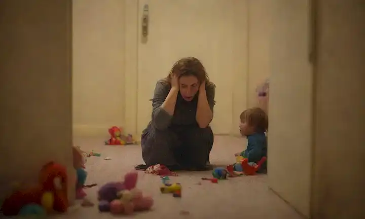 Una persona se enfrenta a una mezcla de tristeza y miedo, con ojos llorosos y boca derribada, rodeada de juguetes rotos y ambiente desordenado; una madre que sostiene a un niño apretado con una expresión ansiosa; una silueta de un padre de pie sobre un niño con un tono amenazador; una persona llorando en el suelo; un niño escondido detrás de una puerta con un rostro preocupado;