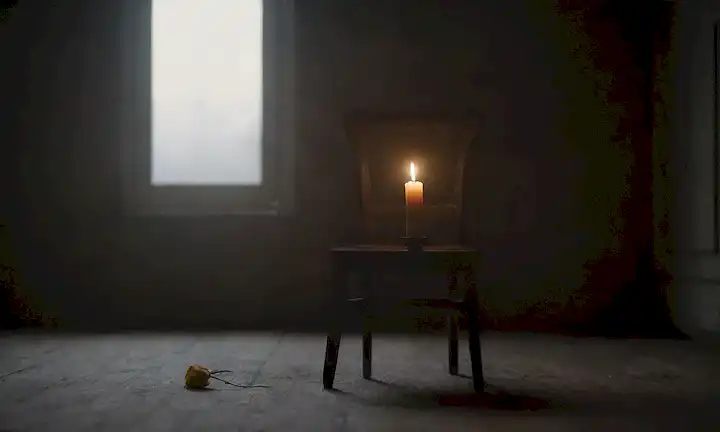 una habitación oscura con sombras