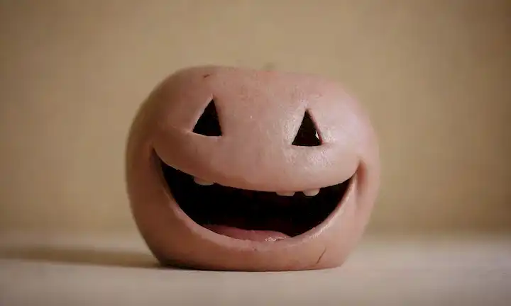 9 formas oscuras que rodean una cara feliz con una sonrisa agrietada, fondo borroso, colores mudos, luz estremecedora, sombra débil de una persona escondida en la esquina, lágrimas sutiles en las caras felices mejillas, enfoque suave, contraste alto, atmósfera sombría