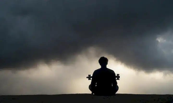 Un fondo sombrío con una silueta de una persona sentada sola, rodeada de nubes oscuras o humo, sosteniendo una pieza de rompecabezas con bordes ásperos, mientras una luz débil brilla en la distancia