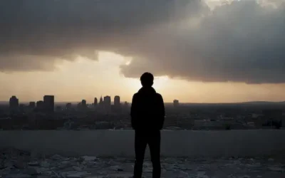 Una persona parada sola al atardecer