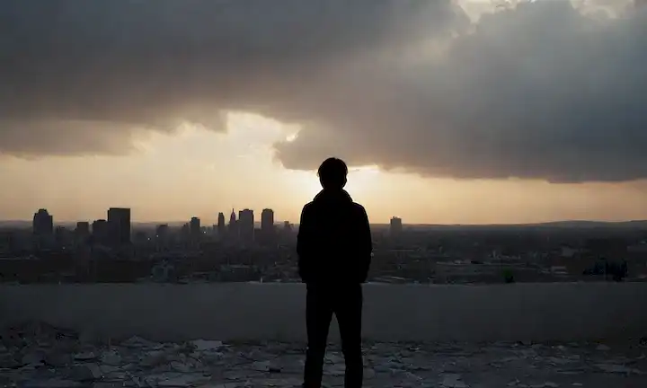 Una persona parada sola al atardecer