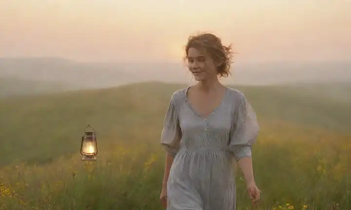 Sol dorado sobre colinas rodantes, niebla suave, canciones suaves de pájaro, flores silvestres florecientes, mujer con pelo desordenado y cálida sonrisa caminando hacia un horizonte brillante, llevando una pequeña linterna o vela