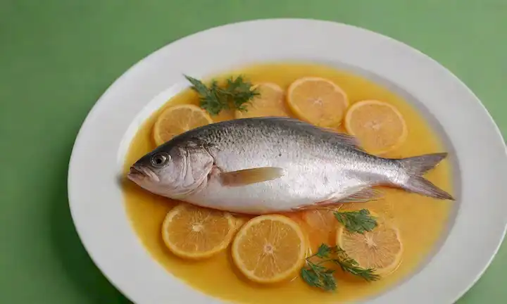 Un plato de pescado fresco con carne color amarillo naranja brillante, un chorro de gotas de agua en su superficie, un fondo verde sutil para evocar la naturaleza, colores vibrantes para atraer la atención, un ángulo desde arriba para mostrar la forma y la textura de los peces