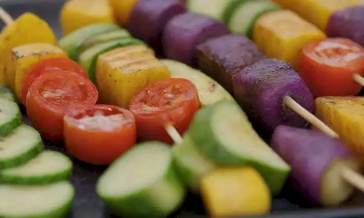 Verduras acolchadas, coloridas alcantarilladas, snacks saludables, colores vibrantes, frutas frescas, arreglos mediterráneos inspirados, aromas salados, texturas suculentas, presentación de remolachado