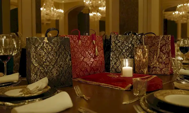 Artículos de lujo, bolsas de compras vacías, embalaje descartado, ajustes de la cena lavish, decoraciones ornamentales, piezas de arte abstracta, accesorios oversized, hábitos de gasto excesivo, consumismo, sobreindulgencia
