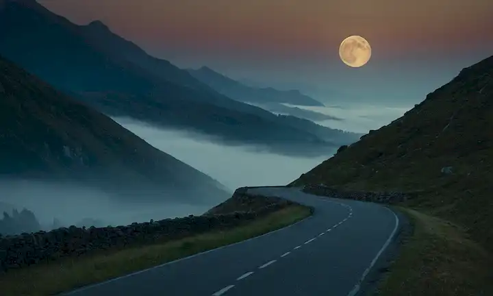 Un paisaje soñado con montañas malvadas, una luna llena, un camino de viento que desaparece en la oscuridad, una misteriosa figura acechando en las sombras, un débil resplandor que emana de la distancia, un sentido de intriga y curiosidad, una invitación a explorar la mente subconsciente