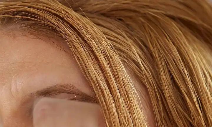 ilustración 3D de un pelo de mujer con hilos enredados, extremos divididos y textura frágil; piel seca y agitada en sus brazos y piernas; uñas frágiles y amarillentos con crestas y roturas; complexión aburrida y deslucida en la cara; líneas finas débil y arrugas alrededor de los ojos y la boca