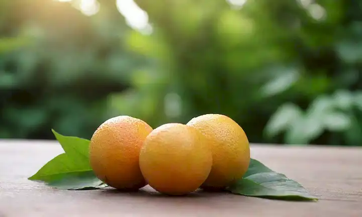 Fruto caqi fresco en una mesa de madera natural, rodeado de hojas sanas y colores vibrantes, transportando serenidad y solidez