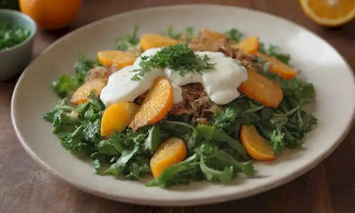 Un plato con una ensalada verde vibrante, rematado con verduras blancas y naranjas rebanadas, macetas fritas crujientes, y mayonesa cremosa, con un cálido fondo de madera, rodeado de hierbas frescas como perejil y dill