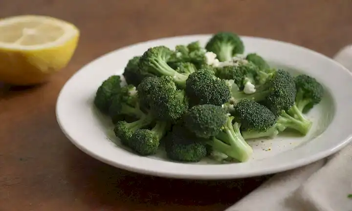 Floreces de brócoli verdes con un fondo de placa blanca