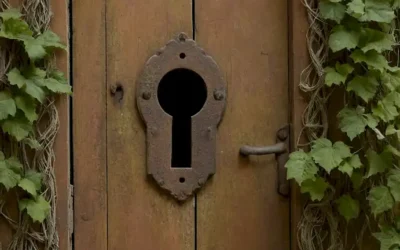 Un viejo y oxidado agujero con una puerta de madera desgastada en el fondo